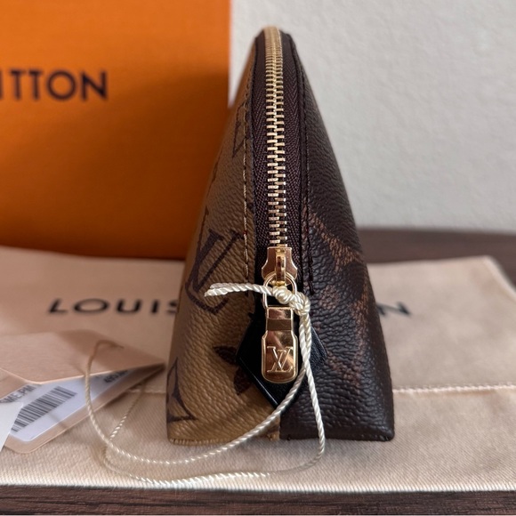 NEW LOUIS VUITTON Monogram Reverse Cosmetic Pouch PM - Picture 6 of 10